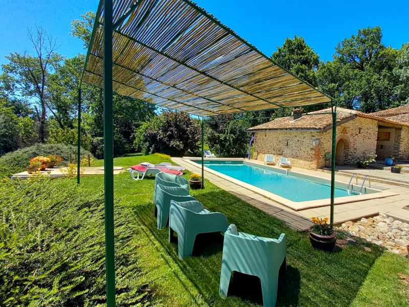 Piscine privée de La Balagane avec pergola couverte et espace de détente en Occitanie