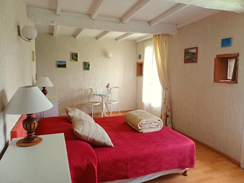 Intérieur de La Balagane, salon chaleureux avec décoration contemporaine pour les séjours de groupe