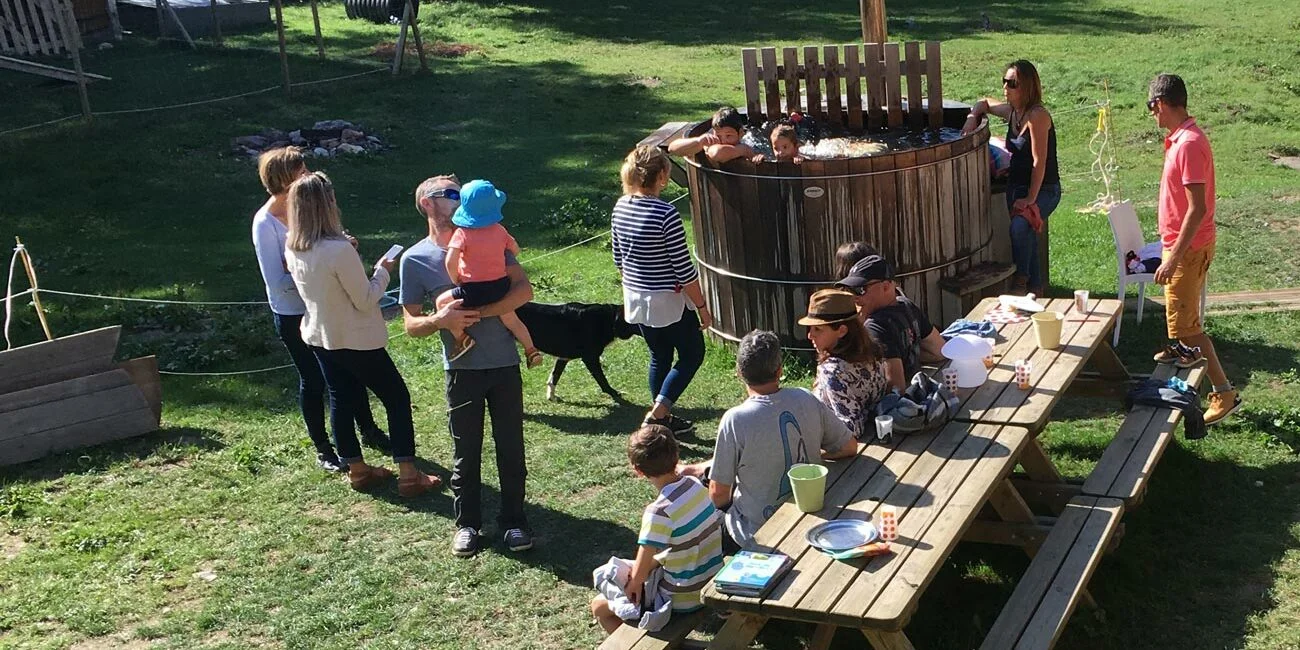Gîte de groupe Les Gîtes Le Tucaou à Beyrède-Jumet-Camous — Espace extérieur du Tucaou avec jardin et vue sur les Hautes-Pyrénées en été, capacité 22 personnes