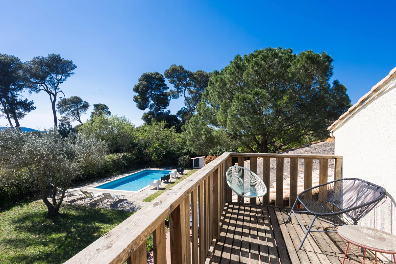Gîte de groupe Domaine de Cantalauze à Trèbes — Vue du domaine de Cantalauze sur les vignes de l'Aude, capacité 28 personnes