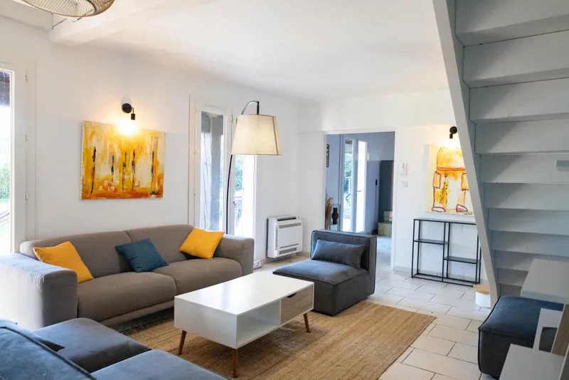 Villa avec terrasse et mobilier contemporain