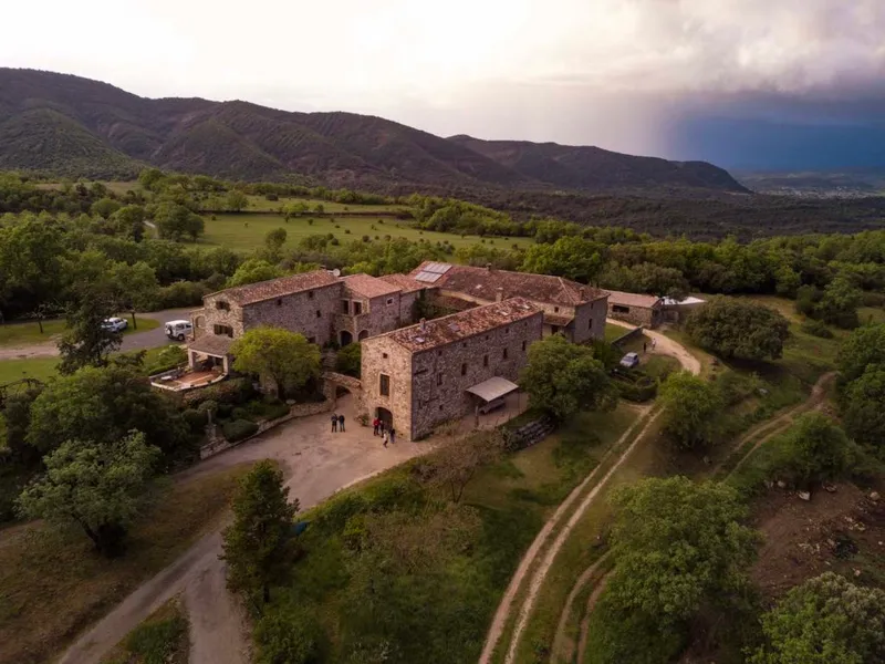 Vue aérienne du domaine de 50 hectares en Ardèche méridionale