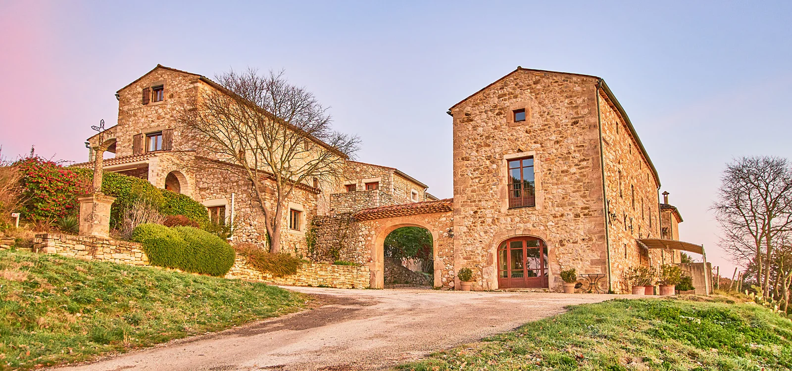 Gîte de groupe Domaine de l'Astic à Vagnas — Entrée du Domaine de l'Astic avec portail en pierre du XIIe siècle, capacité 45 personnes