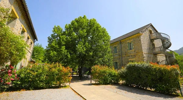 Gîte de groupe Gîte Le Colombier à Alzon — Façade de l'ancienne gendarmerie reconvertie en gîte de groupe, capacité 35 personnes