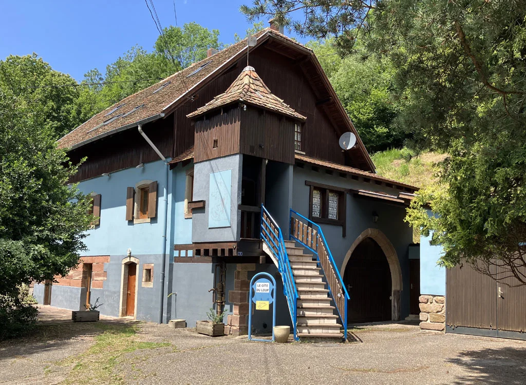 Gîte de groupe Le Gîte du Loup à Natzwiller — Façade du Gîte du Loup à 650 m d'altitude dans les Vosges alsaciennes, capacité 22 personnes