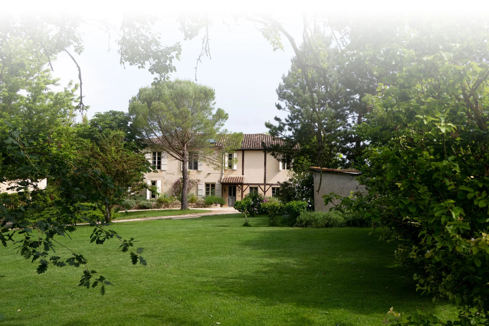 Gîte de groupe Mayens à Miradoux — Vue panoramique de la maison gasconne de Mayens sur les collines du Gers, capacité 12 personnes