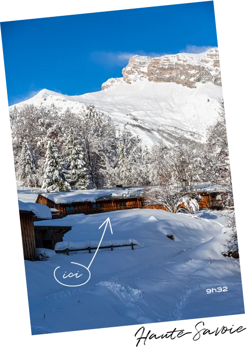 Gîte de groupe Domaine de Serraval à Serraval — Vue panoramique du Domaine de Serraval avec les Aravis en arrière-plan, capacité 25 personnes