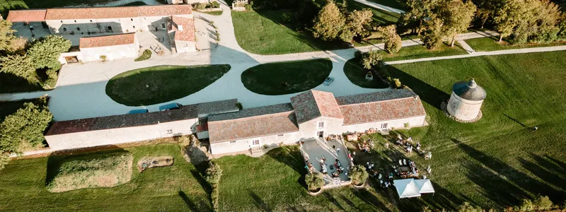 Façade en tuffeau de l'abbaye avec jardins médiévaux et parc verdoyant