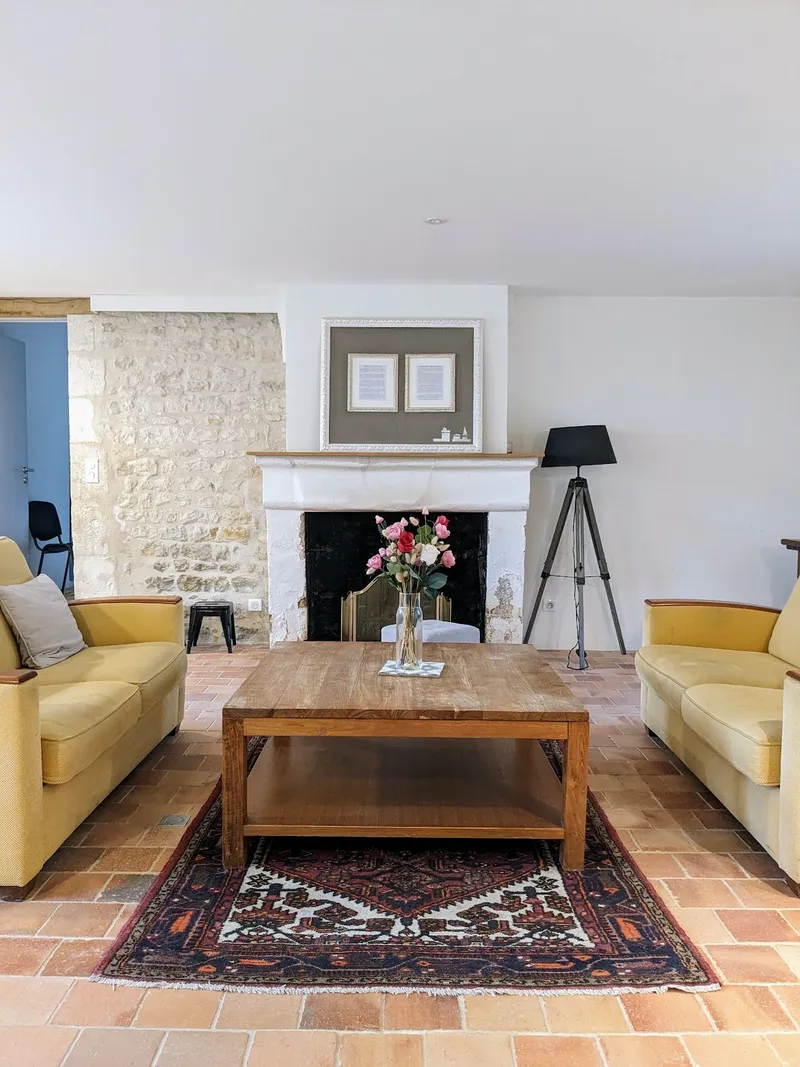 Salon du gîte La Bergerie avec mobilier confortable et vue sur les jardins