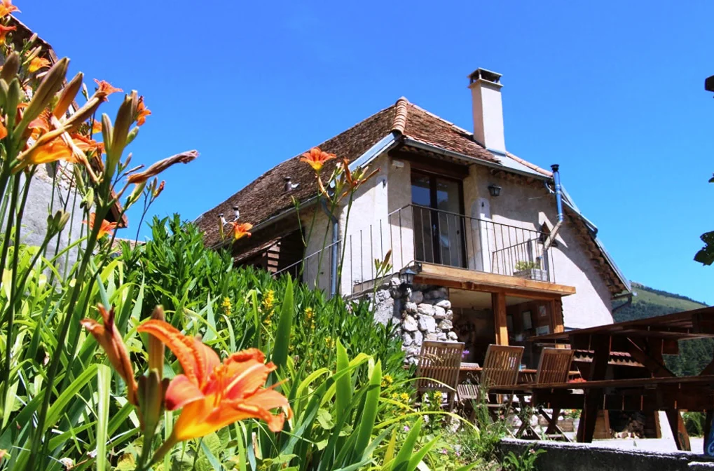Gîte de groupe Éco-Gîte La Sauvagine à Glandage — Façade de l'Éco-Gîte La Sauvagine dans le hameau de Grimone, Drôme des Collines, capacité 33 personnes
