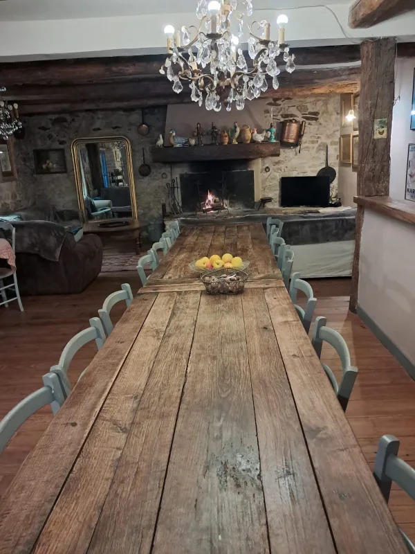 Grande table dans la pièce principale avec cheminée