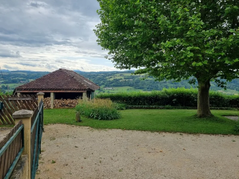 Jardin ombragé avec vue dégagée sur la vallée de la Bourbre et les massifs environnants