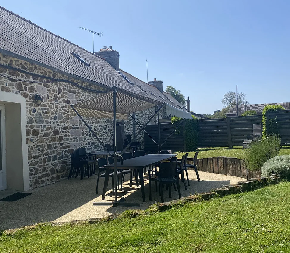 Terrasse extérieure avec grande table pour repas en plein air