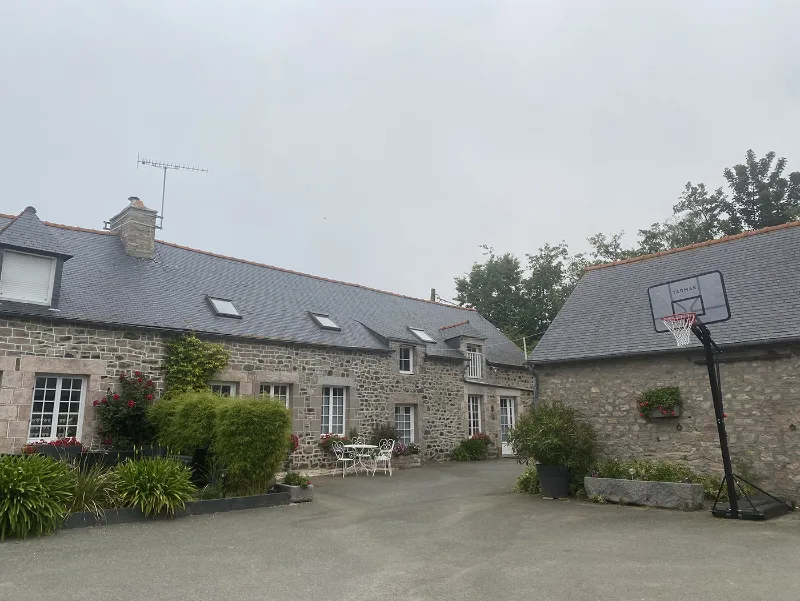 Vue d'ensemble du corps de ferme en pierre avec cour