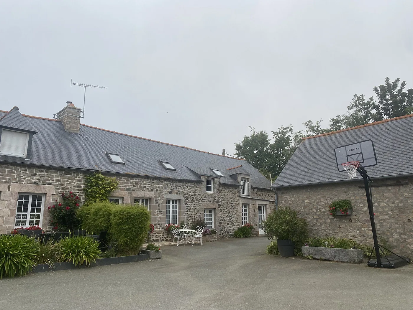 Vue d'ensemble du corps de ferme en pierre avec cour