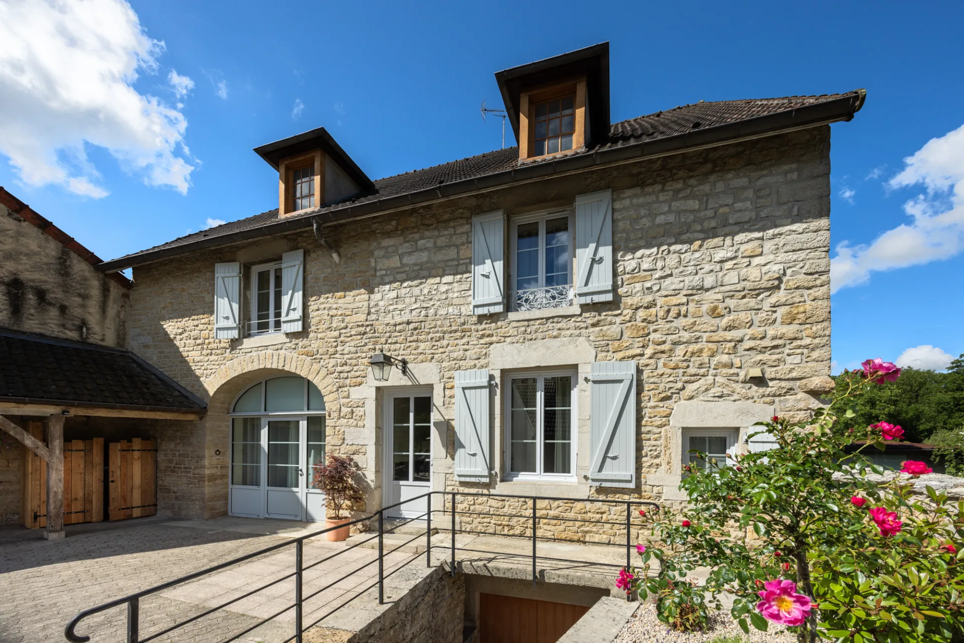 Gîte de groupe Gîte D'line à Voiteur — Gîte D'line – Façade en pierre de l'ancienne maison vigneronne avec cour d'entrée fermée, capacité 15 personnes