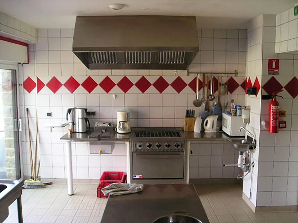 Cuisine professionnelle entièrement équipée pour préparer les repas du groupe
