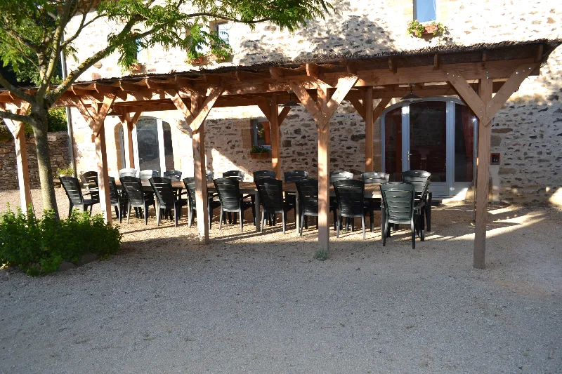 Pergola bien ombragée et éclairée pour prendre vos repas à l'extériuer et profiter des soirées d'été