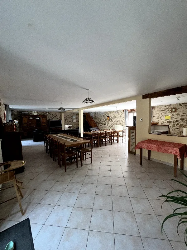 Grande salle de reception pour prendre vos repas