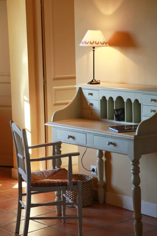 Coin bureau et détail d'une chambre avec mobilier ancien en bois