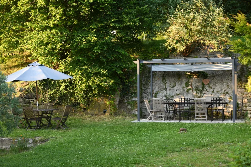 Terrasse ombragée avec pergola, salon de jardin et parasol pour se détendre