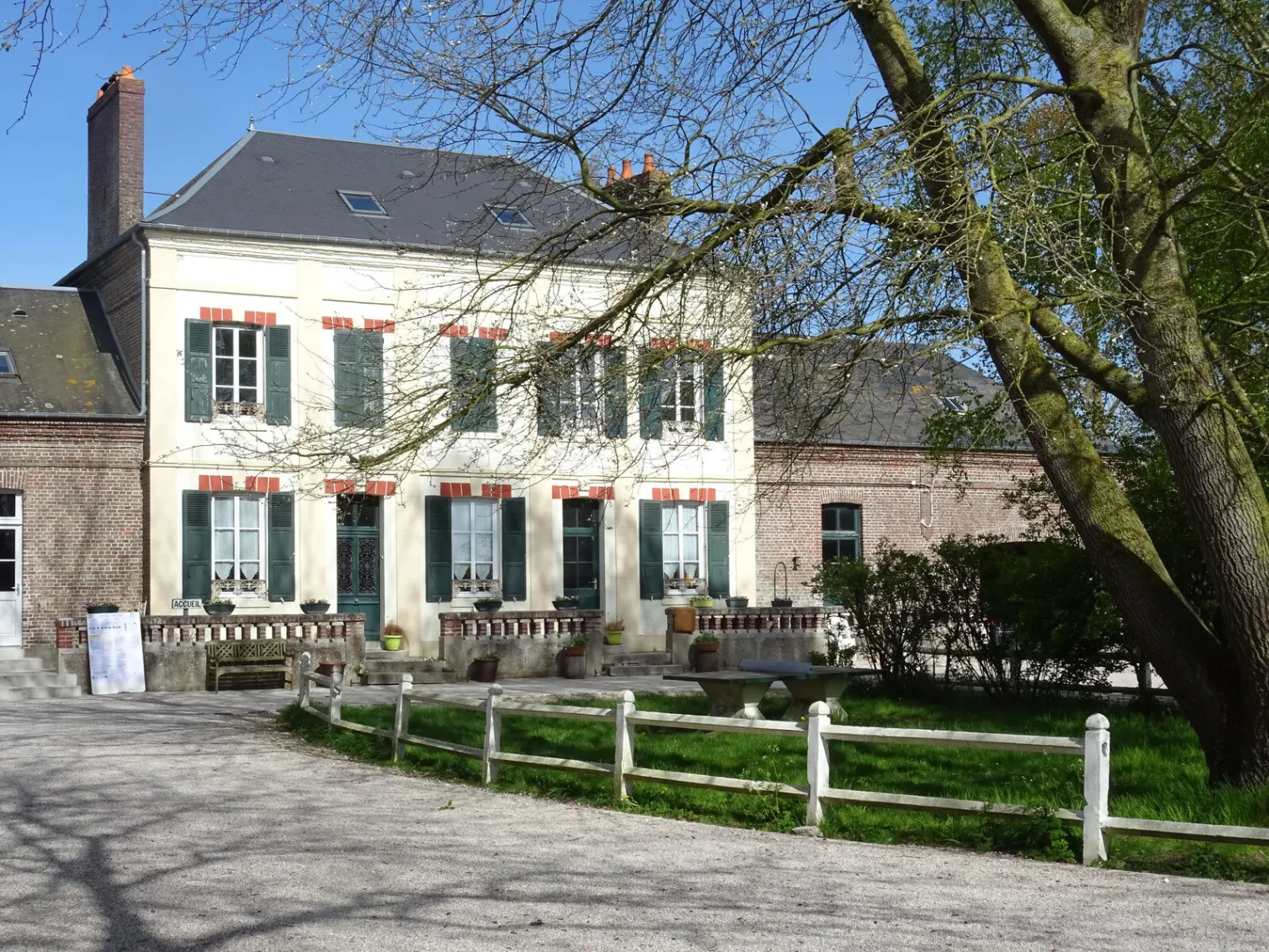 Gîte de groupe Gîte La Baie de Somme à Ponthoile — Façade en briques du gîte avec ses fenêtres à arcades et son grand hall d'entrée, capacité 16 personnes