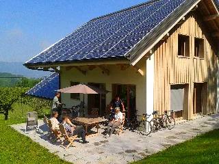 Photo de La Grange aux Écureuils et le Chalet de la Source