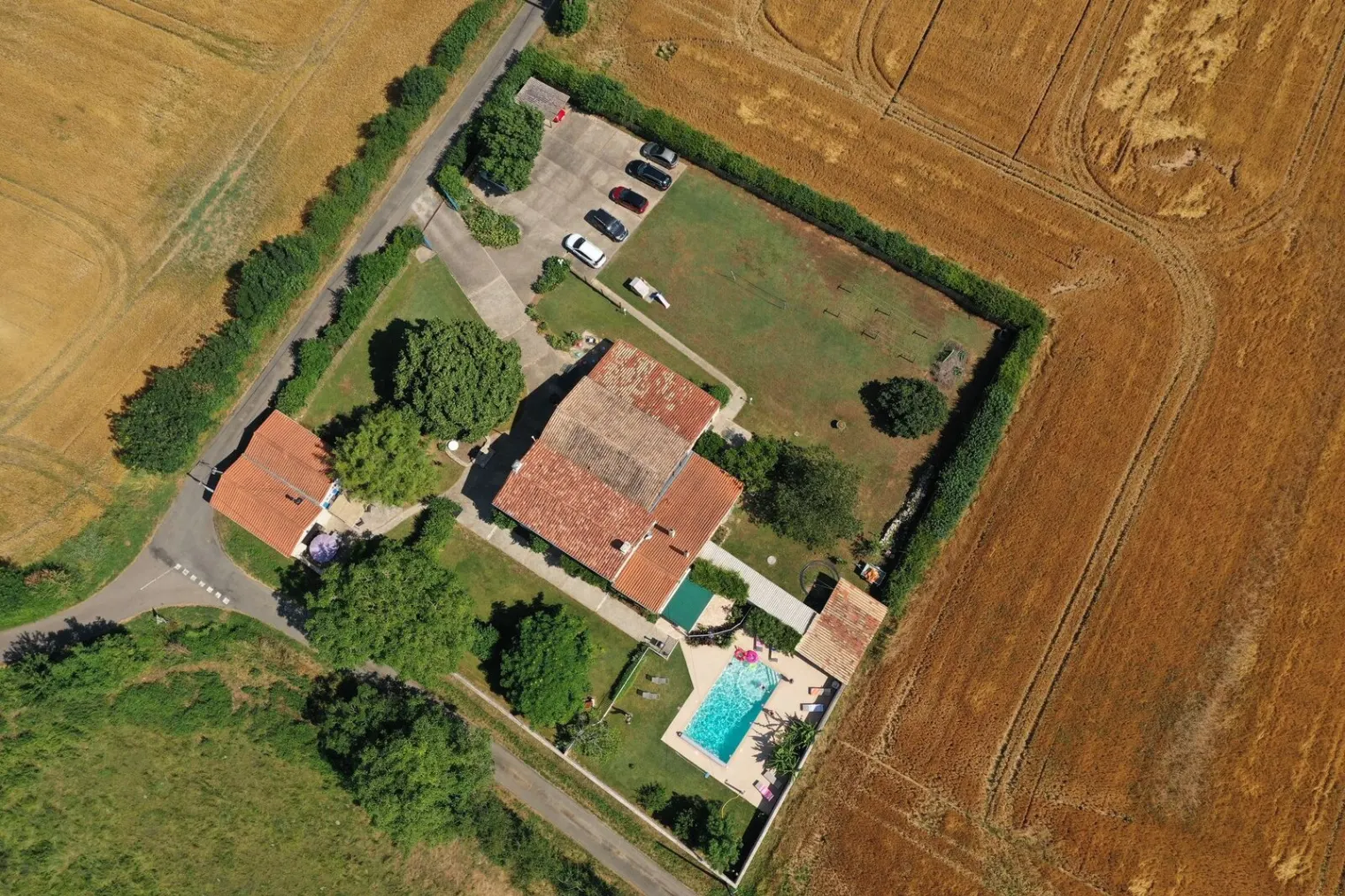 Gîte de groupe Le Petit Paradis à Benet — Vue aerienne du domaine avec grande batisse, piscine et terrain arbore, capacité 16 personnes