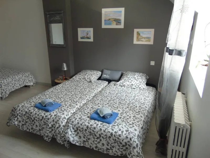 Chambre lumineuse avec deux lits jumeaux et decoration bord de mer