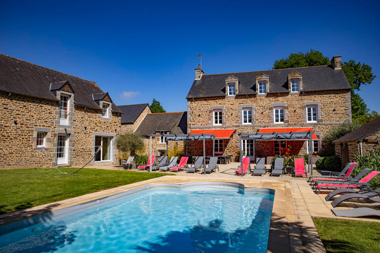 Gîte de groupe Les Hervelines à Pleudihen-sur-Rance — Longere en pierre bretonne avec grande piscine et vaste terrasse ensoleillee, capacité 31 personnes