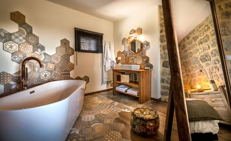 Salle de bain avec baignoire îlot et carrelage à motifs