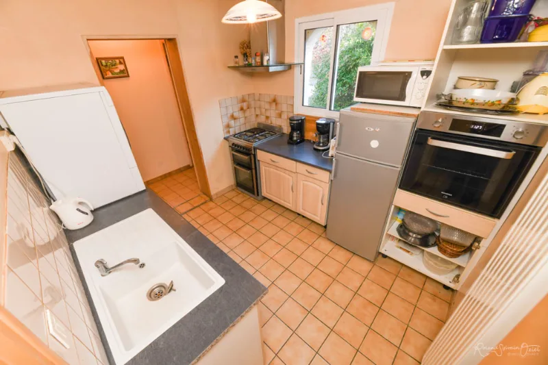 Cuisine équipée avec réfrigérateur, four, plaques et four à micro-ondes pour préparer les repas du groupe