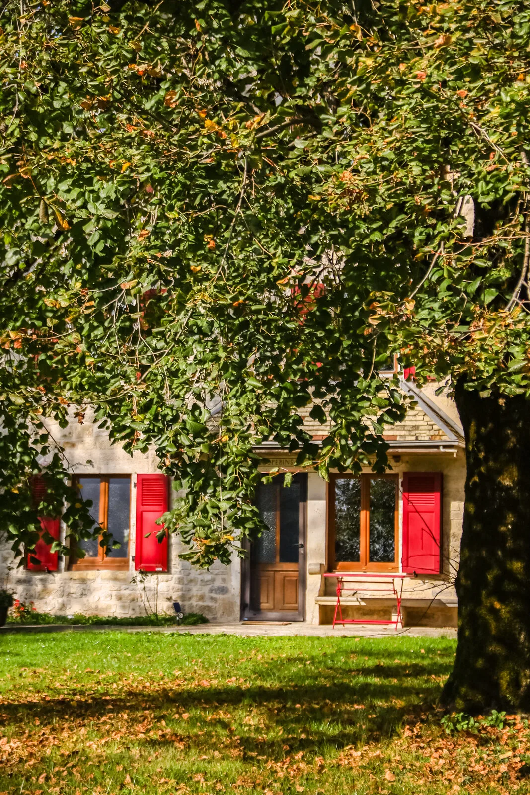 Gîte de groupe Sous Le Charme à Guyans-Durnes — Ferme comtoise du XIXe siècle aux volets rouges cachée sous un grand tilleul centenaire, capacité 15 personnes
