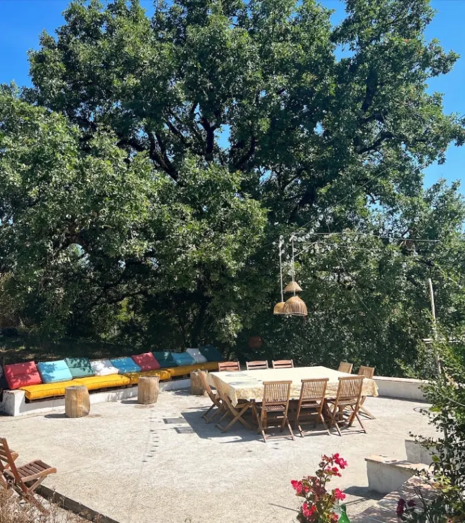 Terrasse couverte de la grange avec mobilier extérieur et vue sur la campagne