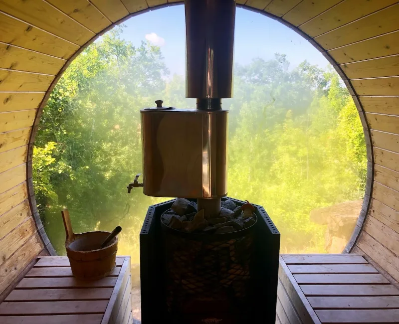 Sauna en bois avec vue sur la nature environnante