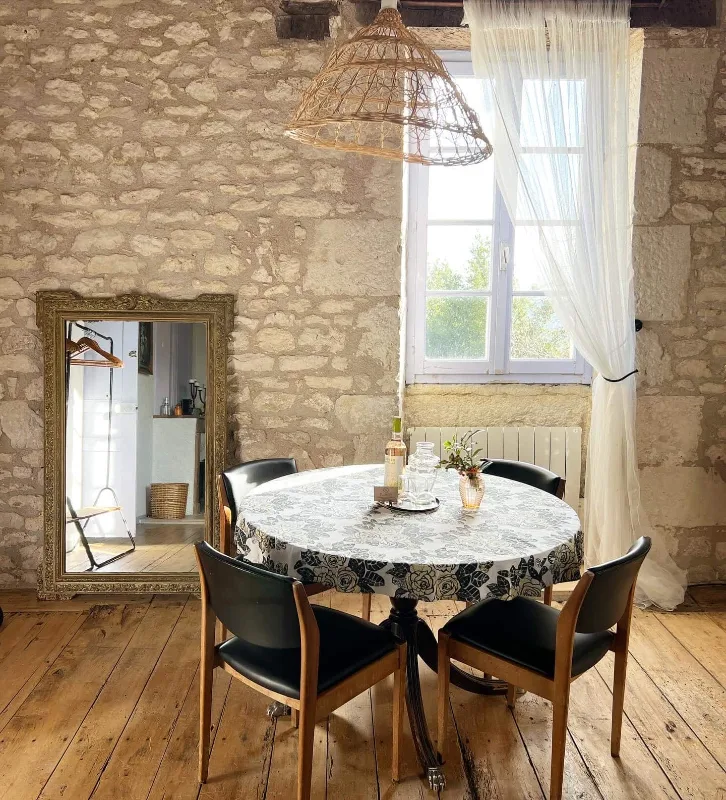 Chambre avec lit double et décoration champêtre