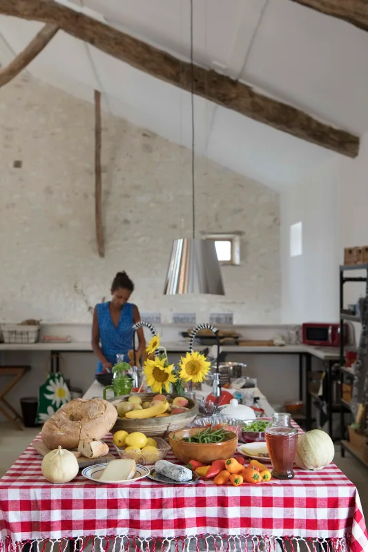 Cuisine ouverte avec grand plan de travail et produits frais du terroir