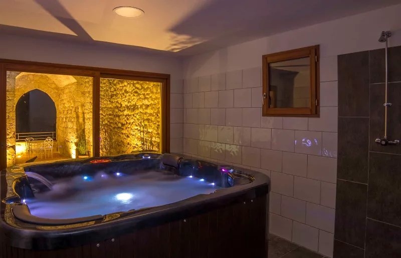 Espace détente avec spa 6 places et sauna infrarouge de nuit