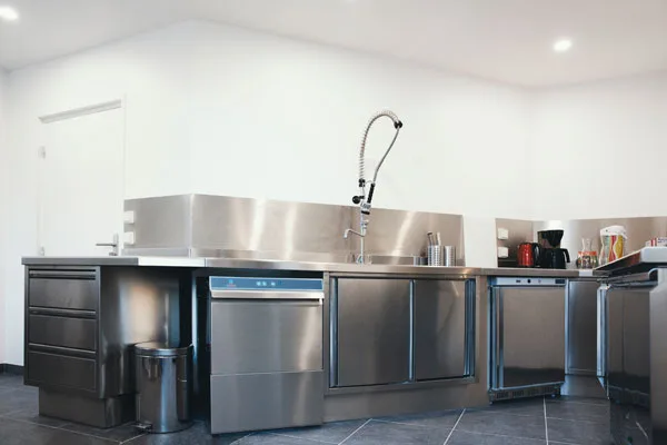 Cuisine professionnelle inox tres complete avec double evier et lave-vaisselle