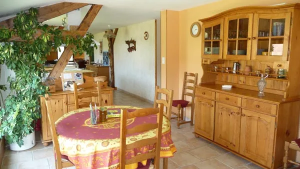 Cuisine ouverte avec buffet ancien et coin repas convivial