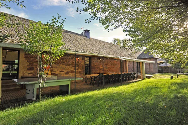 Moulin de Cantaranne – façade en pierre avec grande table dressée sur la pelouse