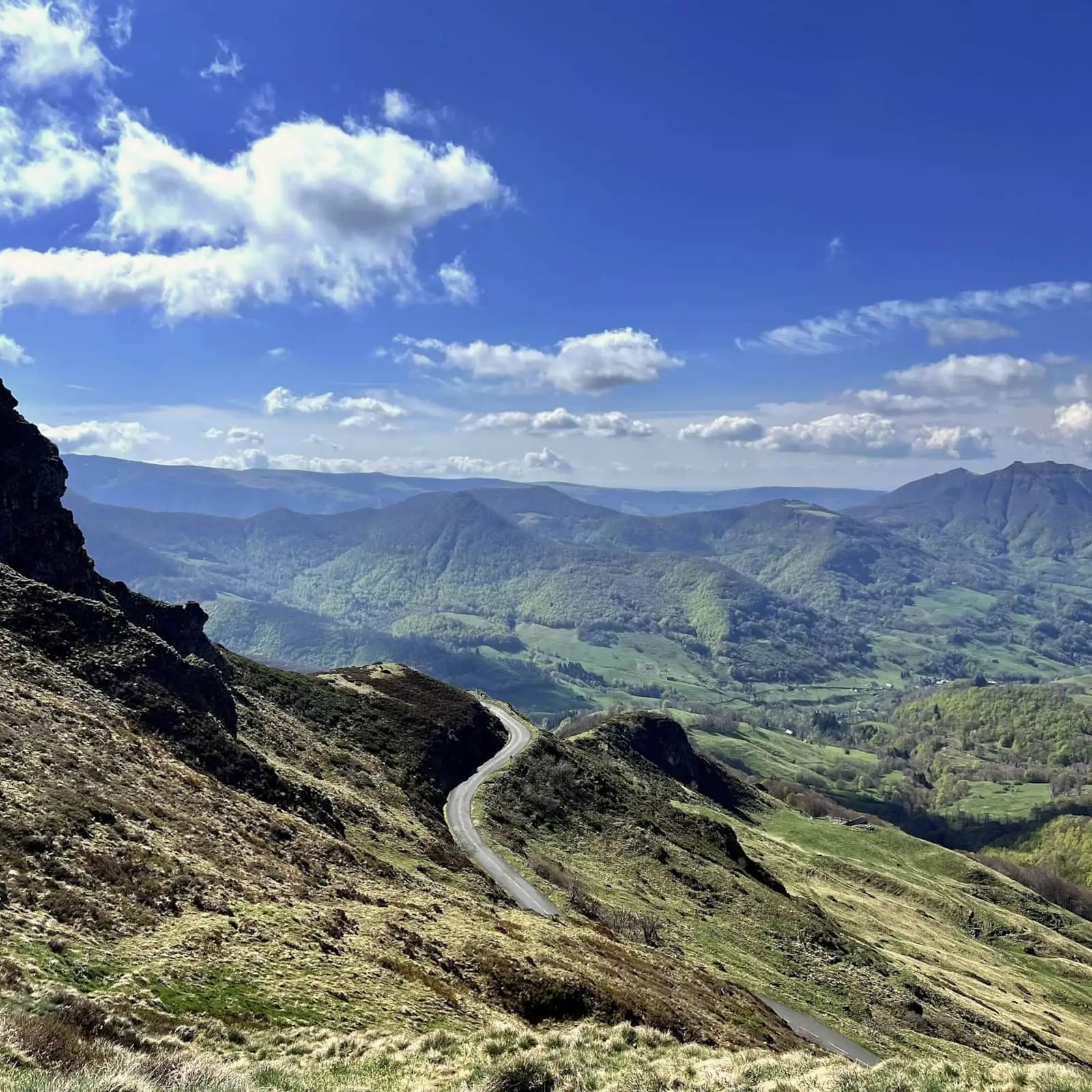Bibliothèque dans la tour avec étagères de livres sur le Cantal et vue sur la vallée