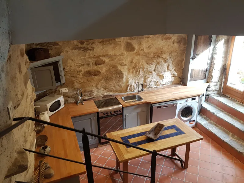 Salle de bain avec baignoire ancienne en fonte sur pieds et murs en mosaïque grise