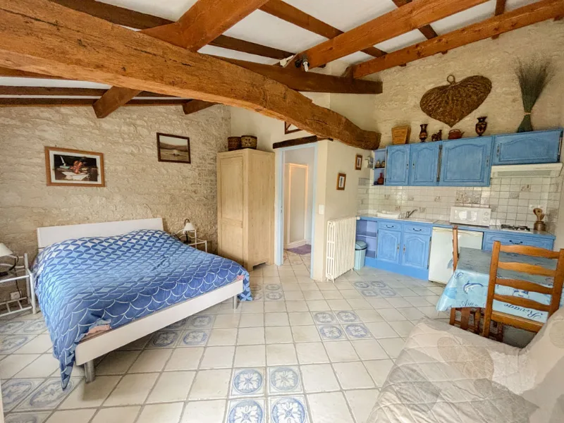 Studio Le Cellier avec lit double et coin cuisine bleu tout équipé