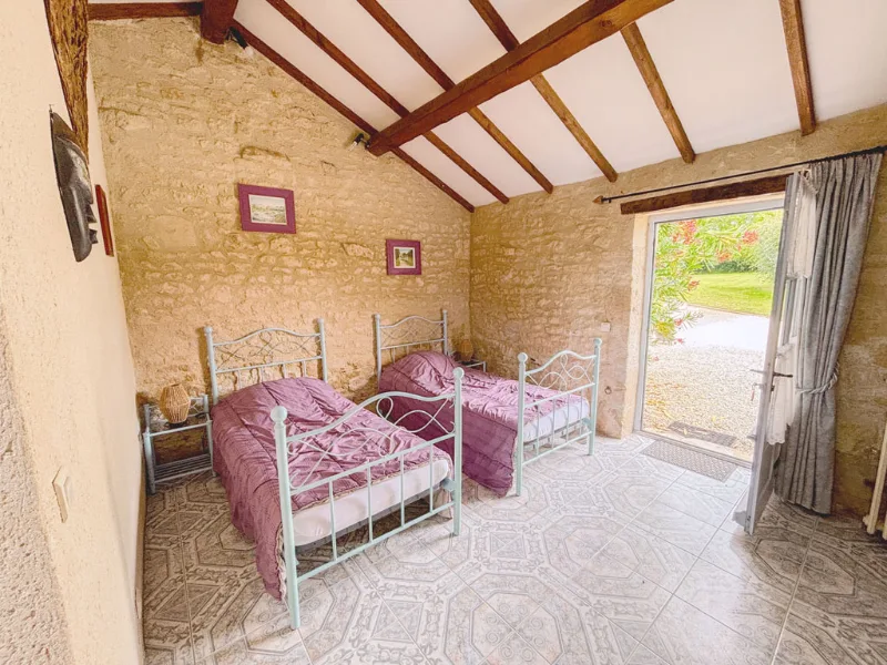 Salle de bain à motifs de faïence bleue avec baignoire et vasque sur pied