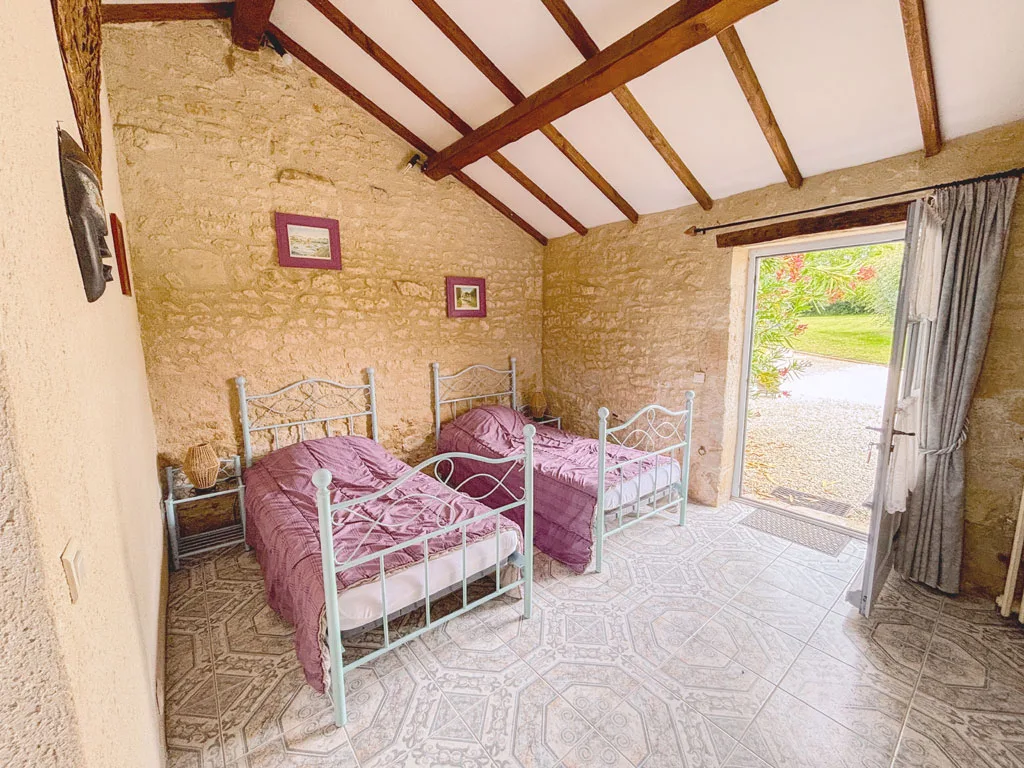 Salle de bain à motifs de faïence bleue avec baignoire et vasque sur pied