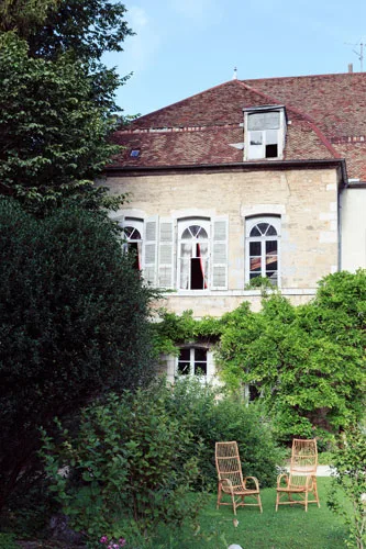 Détail de la façade avec fenêtres cintrées caractéristiques du bâtiment