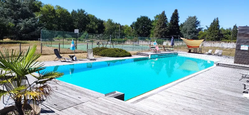 Terrain de badminton et de tennis dans le parc du domaine
