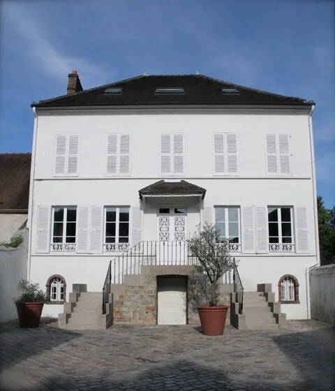 Gîte de groupe Villa Blanche à Boissy-sous-Saint-Yon — Vue arrière de la maison avec jardin, terrasse et pelouse, capacité 15 personnes