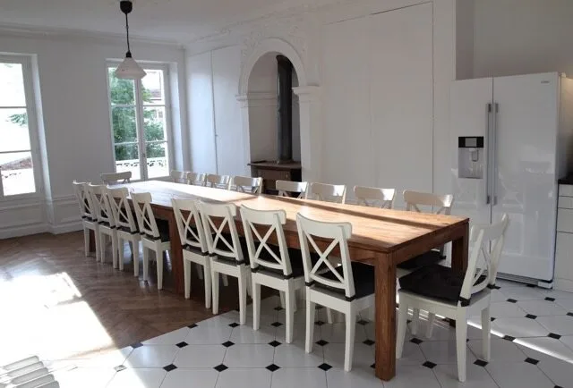 Grande salle à manger avec table pouvant accueillir tout le groupe
